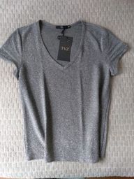 Título do anúncio: Tshirt blusa em prata TVZ - Tam P - Nova com etiqueta