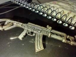 Título do anúncio: Chaveiro de metal com miniatura de fuzil russo AK74