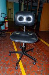 Título do anúncio: Cadeira de Escritório com Rodas (OBS.) em Couro Ecológico / Plástico Preto