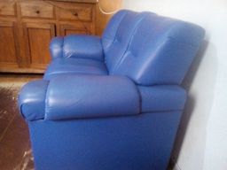 Título do anúncio: Vendo sofá em corino cor azul royal de 2 lugares