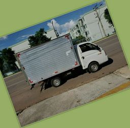 Título do anúncio: Frete e Mudança caminhão baú pequeno viagens Goiânia, Anápolis, Trindade etc