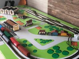 Título do anúncio: Trens / Ferromodelismo-2 locomotivas+vagões e mesa adesivada com maquete incluída! 
