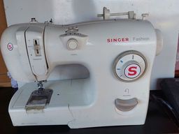 Título do anúncio: Máquina de costura SINGER FASHION 
