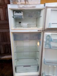 Título do anúncio: Vendo geladeira frost free próximo gelando perfeitamente r$ 650 entrego