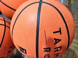 Título do anúncio: Bola de basquete todas novas de fábrica com tamanho e peso oficiais adulto.