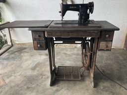 Título do anúncio: Máquina de costura antiga