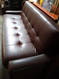 Título do anúncio: Vendo sofá cama em couro legítimo 2.800