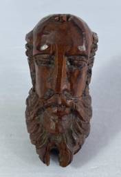 Título do anúncio: Escultura em madeira representando "cabeça de homem", assinado e datado 1985. Alt 14 cm   