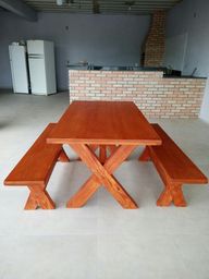 Mesa de madeira maciça cedro rosa com 2 bancos laterais