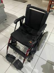 Título do anúncio: Vendo cadeira eletrica freedom semi nova com carregador original.