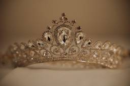Título do anúncio: Coroa estilo princesa pra noiva ou debutante 