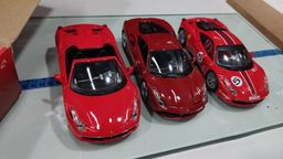 Título do anúncio: Vendo miniaturas modelo Ferrari escala 1:24