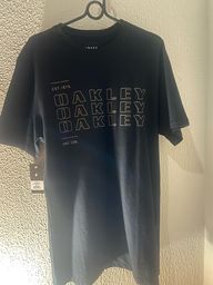 Título do anúncio: Camisa oakley original tamanho M nunca utilizada