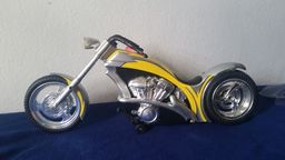 Título do anúncio: Brinquedo Rara Motocicleta Chopper flames luses e sons 38cm da Toy State importada USA