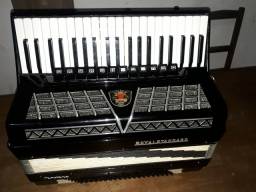 Título do anúncio: Vendo ou troco acordeon sanfona Royal standard 