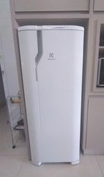 Título do anúncio: Geladeira/Refrigerador Cycle Defrost Electrolux Degelo Prático 240L Branco (RE31)