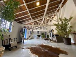 Título do anúncio: Casa linear estilo rancho, 4 suítes, lazer completo e terreno plano à venda, 215 m² por R$