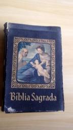 Título do anúncio: Biblia Sagrada 54 anos 1967 da Barsa 20x30x7 cm com ilustracoes, capa dura
