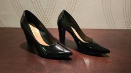 Título do anúncio: Sapato scarpin de verniz preto Prego