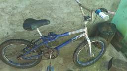 Título do anúncio: Vendo bicicleta BMX 200 reais, 2 pneu novos bicicleta de alumínio 