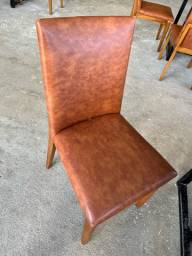 Título do anúncio: Cadeira em madeira maciça e estofado de couro