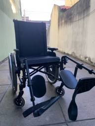 Título do anúncio: Cadeira de rodas seminova com apoio dos pés 