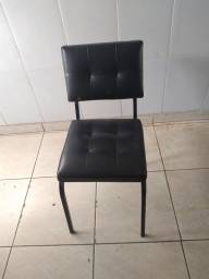 Título do anúncio: Cadeira de couro  cor preta 