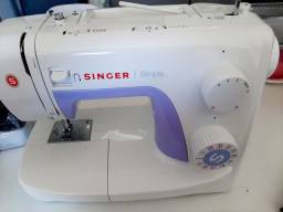 Título do anúncio: Máquina de costura Singer doméstica pouco usada 