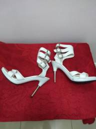 Título do anúncio: Sandália de couro branca  Nova N37 com tiras e fivelas<br>