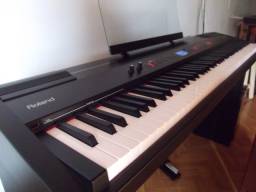 Título do anúncio: Piano Roland FP-7 + Estante original + Hard Case + Acessórios