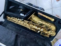 Título do anúncio: Saxofone alto VOGGA semi novo para vender 