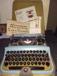 Título do anúncio: Máquina de escrever antiga - italiana - Olivetti - Lettera 22