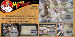 Carcaça de frango aberta, temperada e marinada