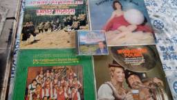 Título do anúncio: discos vinil antigos de musica folclorica alemã, 4 discos + 1 CD importado.