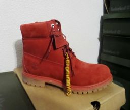 bota timberland vermelha