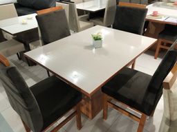 Título do anúncio: Mesa de jantar com vidro e cadeiras de madeira 
