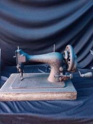 Título do anúncio: sr-apego - antiga máquina de costura (cód. 697)