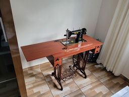 Título do anúncio: Máquina com mesa para costura 