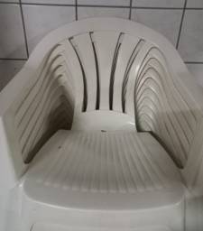 Título do anúncio: Cadeira de plástico com apoio para braço com mesa