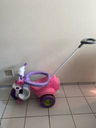 Título do anúncio: Motoca Velotrol triciclo infantil rosa com puxador e pedal 