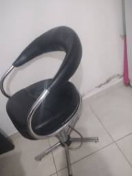 Título do anúncio: Cadeira de cabeleireira hidráulica usada 