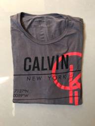 Título do anúncio: Três camisetas Calvin Klein adulto