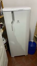 Título do anúncio: Geladeira/Refrigerador RE31 240 Litros Electrolux - Branco