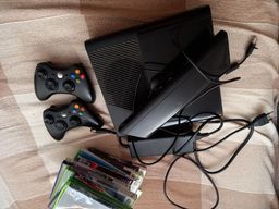 Título do anúncio: Xbox 360 com duas manetes, Kinect e 13 jogos originais