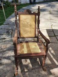 Título do anúncio: Cadeira de balanço em madeira de lei. 
