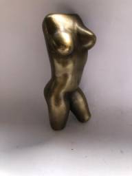 Título do anúncio: Escultura feminina mulher em bronze: "Vitória"