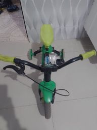 Título do anúncio: Bicicleta infantil aro 12 semi nova com rodinhas 