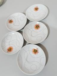 Título do anúncio: Cinco Pires de porcelana  para xícaras de cafezinho com 11cm novos 