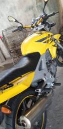 Título do anúncio: Moto Twister amarela 2007
