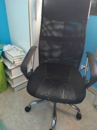 Título do anúncio: Cadeira de escritório com muito tempo de uso